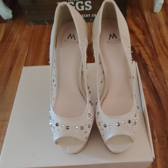 Awesome heels with studs - Picture 2 of 7